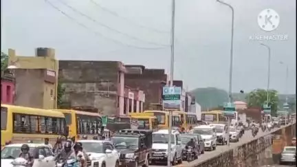 सवाई माधोपुर: हम्मीर ब्रिज पर दो घंटे लगा जाम, वाहनों की रफ्तार रही धीमी
