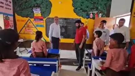 फर्रुखाबाद: प्राथमिक विद्यालय पुठरी का जिला अधिकारी ने किया औचक निरीक्षण, 111 पंजीकृत बच्चों में से 87 बच्चे मिले उपस्थित