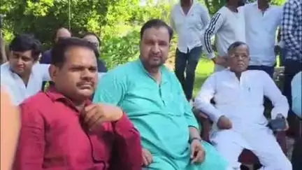 महाराजगंज: लामी चौराहे पर मारपीट में महिला की मौत के बाद, पोस्टमार्टम के बाद परिजनों ने शव रखकर किया प्रदर्शन