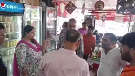शाजापुर: शाजापुर बस स्टैण्ड पर खाद्य विभाग का चेकिंग अभियान, मिलावटखोरों पर कड़ी कार्रवाई के संकेत