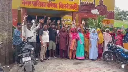 बिल्सी: बिल्सी पालिका के सफाई कर्मचारियों ने 10 सूत्री मांगों को लेकर की हड़ताल, अध्यक्ष पति ने समझाकर हड़ताल खत्म कराई