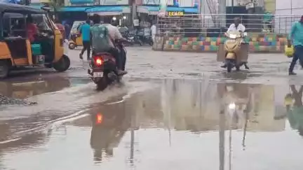 పెద్దపల్లి: గంటసేపు కురిసిన వర్షానికి కాలువలా మారిన రోడ్లు