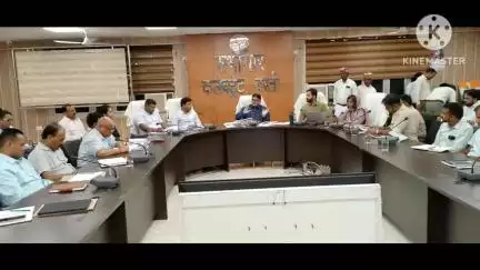 बस्ती: जिलाधिकारी ने बस्ती में कलेक्ट सभागार में अधिकारियों के साथ आईजीआरएस के संबंध में साप्ताहिक समीक्षा बैठक की
