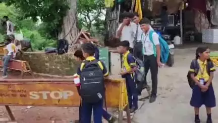 दतिया नगर: कच्ची पुलिया से निकली स्कूल बस फंसी, चालक की सूझबूझ से सभी बच्चे सुरक्षित