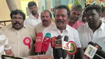 ஸ்ரீபெரும்புதூர்: "அதிகாரிகள் அதிகாரியாக இருக்க வேண்டும் மெத்தனமாக இருக்க கூடாது" - வல்லக்கோட்டையில் MLA  செல்வ பெருந்தகை பேட்டி