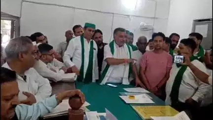 मुज़फ्फरनगर: भाकियू का चकबंदी कार्यालय पर हंगामा, रिश्वतखोरी का सनसनीखेज आरोप, कर्मचारी बंद लिफाफे में लेते हैं रिश्वत, नहीं करते काम