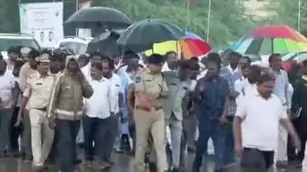 హుస్నాబాద్: పట్టణంలో మినీ స్టేడియాన్ని సందర్శించి ఉత్సాహంగా కబడ్డీ ఆడిన రాష్ట్ర మంత్రులు పొన్నం ప్రభాకర్, వాకిటి శ్రీహరి