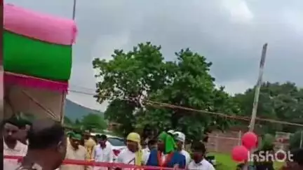 टुंडी: कर्माटांड़ में टुंडी विधायक मथुरा प्रसाद महतो ने मोहर्रम पर अखाड़ा का फीता काटकर उद्घाटन किया