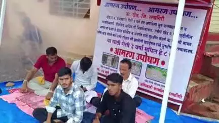 रत्नागिरी: खेडमध्ये नागरी सुविधांच्या अभावावरून मंगेश मोरे यांचे जिल्हाधिकार्यालयासमोर आमरण उपोषण