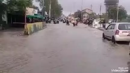 बेगमगंज: बेगमगंज में एक घंटे की बारिश से सड़कें जलमग्न, पलकमती नाला उफान पर