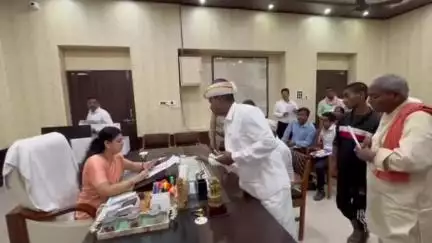 देेेवरिया: जनता दर्शन में देवरिया के डीएम की संवेदनशील पहल, दिव्यांग को स्कॉर्ट वाहन से भेजा गया सीएमएस कार्यालय