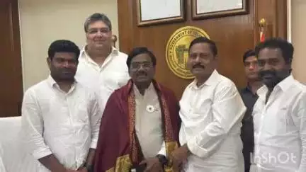 కొడంగల్: సచివాలయంలో భూగర్భ కార్మిక శాఖ మంత్రి వివేక్‌ను కలిసి శాలువాతో సన్మానించిన పరిగి ఎమ్మెల్యే రామ్మోహన్ రెడ్డి