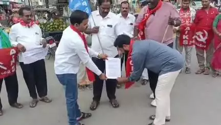 జనగాం: కార్మిక వ్యతిరేక విధానాలను నిరసిస్తూ జిల్లా కేంద్రంలో CPM ఆధ్వర్యంలో కర్మికులను శ్రమ దోపిడీ చేసే 282 GO పత్రాలు దగ్ధం