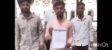 बलिया: समाजवादी छात्र सभा के सदस्यों ने कलेक्ट्रेट पहुंचकर किया प्रदर्शन, सरकार को दी चेतावनी