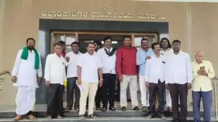 ಯಾದಗಿರಿ: ಅಲೆಮಾರಿ ಅಭಿವೃದ್ಧಿ ನಿಗಮದ ಅಧ್ಯಕ್ಷರನ್ನು ವಜಾಗೊಳಿಸಲು ಆಗ್ರಹಿಸಿ ನಗರದ ಡಿ.ಸಿ ಕಚೇರಿ ಮುಂದೆ ಚೆನ್ನದಾಸರ ಮಹಾಸಭಾ ಸಂಘ ಪ್ರತಿಭಟನೆ