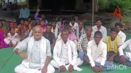 लखीसराय: इटहरी गांव: महादलितों ने मारपीट और गाली-गलौज को लेकर जिला मुख्यालय पर किया धरना प्रदर्शन