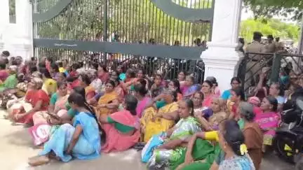 தேனி: பூமலைகுண்டு கிராமத்திற்கு சொந்தமான 89ஏக்கர் நிலத்தை விற்ற கும்பல்-மீட்டு தர கோரி ஆட்சியர் அலுவலகம் முன் தர்ணா#localissue