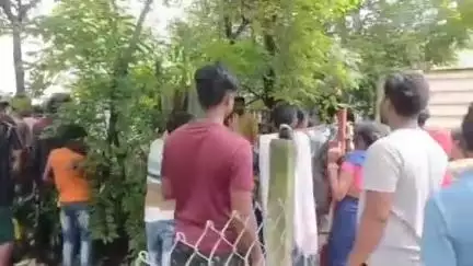 খড়গপুর ১: খড়গপুর শহরে রেল কোয়ার্টারে গলাকাটা অবস্থায় পড়ে স্ত্রী; পাশে ঘুমাচ্ছে সন্তান, লোহার সিঁড়ি থেকে ঝুলছে স্বামীর মৃতদেহ