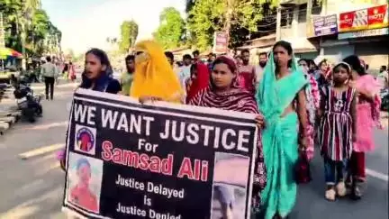 ইসলামপুর: নিখোঁজ হবার 42 দিন পরও নাবালক উদ্ধার না হওয়ায় ইসলামপুর থানার সামনে অবস্থানে বসল নিখোঁজ নাবালকের পরিবার