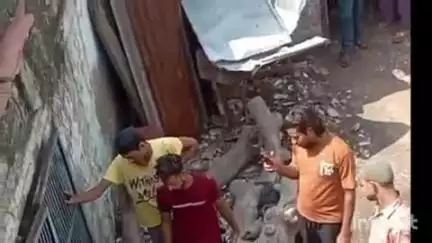 कोल: तुर्कमान गेट में दबंगों ने गरीब परिवार की संपत्ति पर कब्जा करने का प्रयास, संपत्ति पर पड़े ताले तोड़कर डाले नए ताले
