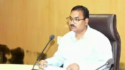 सागर नगर: कमिश्नर ने संभागीय बैठक में निर्माण कार्यों की समीक्षा की, अधूरे कार्यों को तेजी से पूरा करने का निर्देश दिया