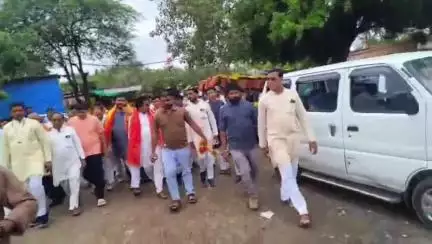 सारंगपुर: विधायक प्रतिनिधि पृथ्वी टेटवाल ने बिजासन भैंसबा माता के दर्शन किए, समर्थकों संग किया पौधारोपण