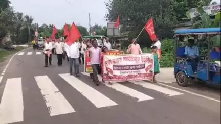 মঙ্গলকোট: 9 জুলাই ভারতব্যাপী সাধারণ ধর্মঘটকে সফল করতে মশাল হাতে মঙ্গলকোটের কৈচর এলাকায় মিছিল করল CPI(M)