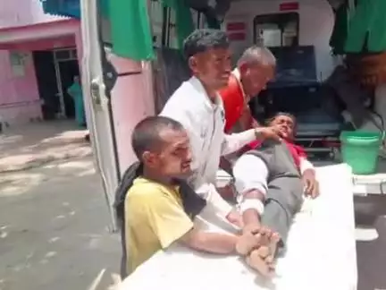 फतेहपुर: कल्यानपुर के NH2 टोल प्लाजा के समीप चार पहिया वाहन की टक्कर से बाइक सवार 3 लोग घायल, एक की हालत गंभीर, जिला अस्पताल रेफर