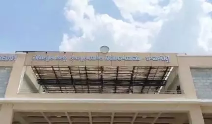 కామారెడ్డి: కలెక్టరేట్, ఎస్పీ కార్యాలయం, ఎమ్మెల్యే క్యాంప్ ఆఫీస్‌కు వెళ్లాలంటే సరైన రోడ్డు లేక నానా అవస్థలు పడుతున్న ప్రజలు #localissue