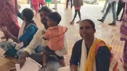 திருப்பூர் தெற்கு: சுக்கம்பாளையத்தில் 10ஆயிரம் ரூபாய் கடனுக்காக வீட்டை ஆக்கிரமிப்பு செய்து மிரட்டுவதாக கலெக்டரிடம் புகார்