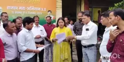 गंधवानी: गंधवानी में अतिथि शिक्षकों ने नियुक्ति आदेश जारी करवाने के लिए मुख्यमंत्री के नाम तहसीलदार को ज्ञापन दिया
