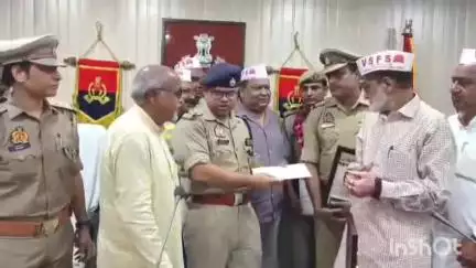 अमरोहा: अमरोहा नगर में गोदाम में हुई चोरी के खुलासे के बाद व्यापारियों और SP ने पुलिस को पुरस्कार देकर किया सम्मानित