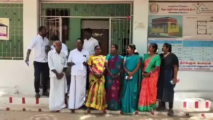 நாங்குநேரி: ஊராட்சி ஒன்றிய தலைவர் மீது நம்பிக்கை இல்லா தீர்மானம் கொண்டு வரவேண்டும் என மனு - நாங்குநேரியில் பரபரப்பு