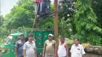 गांडेय में झामुमो नेता और बड़कीटांड पंचायत के मुखिया प्रतिनिधि के नेतृत्व में जला ट्रांसफार्मर बदला गया