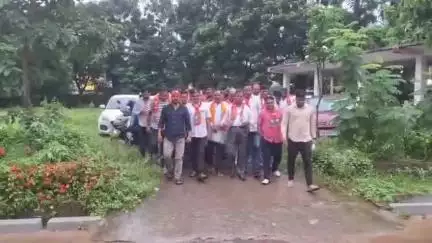 ବିଞ୍ଝାରପୁର: ପୌର କାର୍ଯ୍ୟାଳୟରେ ନିର୍ବାହୀ ଅଧିକାରୀଙ୍କୁ କାଉନସିଲର ଘେରାଉ ଘଟଣା,ଦଳା କାର୍ଯ୍ୟାଳୟରେ ବିଜେପି ପକ୍ଷରୁ ଅତିରିକ୍ତ ଜିଲ୍ଲାପାଳଙ୍କୁ ଦାବିପତ୍ର