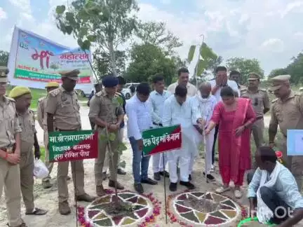 संडीला: वृक्षारोपण अभियान के तहत क्षेत्रीय विधायक ने नगर वन में पौध रोपण कर वन महोत्सव का शुभारंभ किया