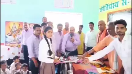 बबेरू: खरौली गांव के मां दुर्गा बाल विद्या मंदिर में मेधावी छात्र-छात्राओं को मेधा सम्मान से किया गया सम्मानित