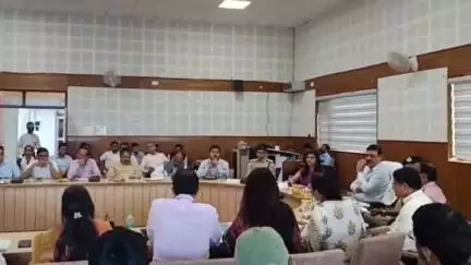 पौड़ी: विकास कार्यों की समीक्षा बैठक में आयुक्त गढ़वाल ने दिए कड़े निर्देश, अनुपस्थित अधिकारियों का वेतन रोका