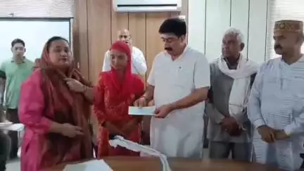 बंगाणा: कुटलैहड़ के विधायक विवेक शर्मा ने 28 जरूरतमंद परिवारों को दी राहत राशि