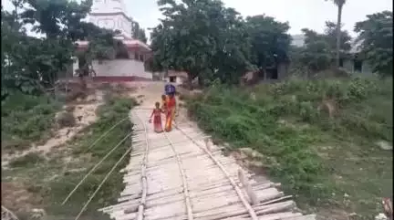 सिंघवारा: टेकटार घाट पर चचरी पुल से जान जोखिम में डालकर आने-जाने को मजबूर हैं 20 गांवों के लोग, सरकार से पुल की मांग #jansamasya