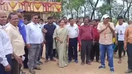 धोरैया: धोरैया के प्रखंड कार्यालय मैदान में प्रखंड स्तरीय मशाल कार्यक्रम का आयोजन, प्रमुख व बीडीओ ने किया शुभारंभ