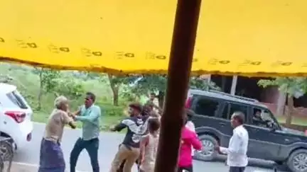 बिलग्राम: सांडी कस्बे में सामुदायिक स्वास्थ्य केंद्र के सामने भोजनालय पर दो पक्षों में गाली-गलौज व मारपीट, वीडियो हुआ वायरल