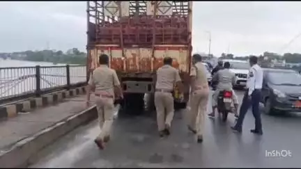बिलासपुर: इंदिरा सेतु पुल के ऊपर गैस सिलेंडर से भरी एक ट्रक ब्रेकडाउन होने के कारण फंस गई, जिसे यातायात पुलिस ने मदद से हटाया