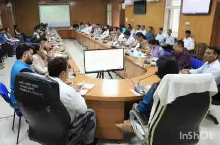 झाबुआ: झाबुआ में कलेक्टर द्वारा समयावधि पत्रों की समीक्षा बैठक आयोजित, आवश्यक निर्देश दिए गए