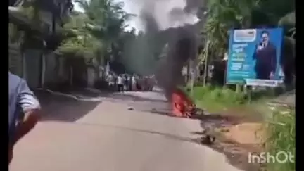 അടൂര്‍: പറക്കോട് ബ്ലോക്ക് ഓഫീസിന് സമീപം ബൈക്കിന് തീപിടിച്ച് യാത്രികന് സാരമായി പൊള്ളലേറ്റു