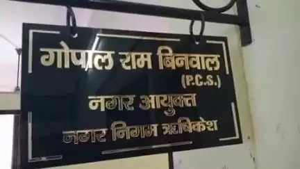 ऋषिकेश: नगर निगम कार्यालय में पार्षद देवेंद्र प्रजापति ने एचएनएससी की बंद पड़ी स्ट्रीट लाइटों को ऑन करवा यात्रा मार्ग की