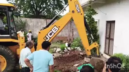 प्रतापगढ़: कांठल कॉलोनी में नगर परिषद ने अवैध अतिक्रमण हटाया, महिलाओं ने नोटिस नहीं मिलने का आरोप लगाया