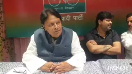 आगरा: राज्यसभा सांसद रामजीलाल सुमन ने संजय पैलेस में प्रेसवार्ता कर मोदी-योगी पर किया जुबानी हमला, बताया गायों का हत्यारा