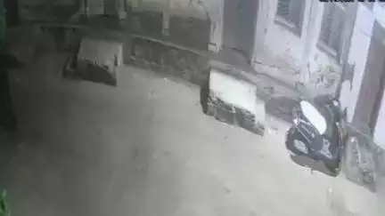 पैठण: पैठण शहरातील महेश चौक भागातील दुकाने फोडणारे चोरटे सीसीटीव्हीत कैद