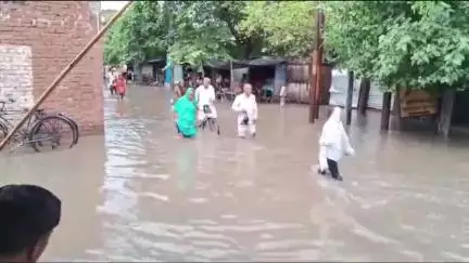 शाहबाद: बासित नगर मार्ग सहित सभी सड़कें बीस मिनट की बारिश में लबालब हुईं, पालिका प्रशासन की पोल खुली